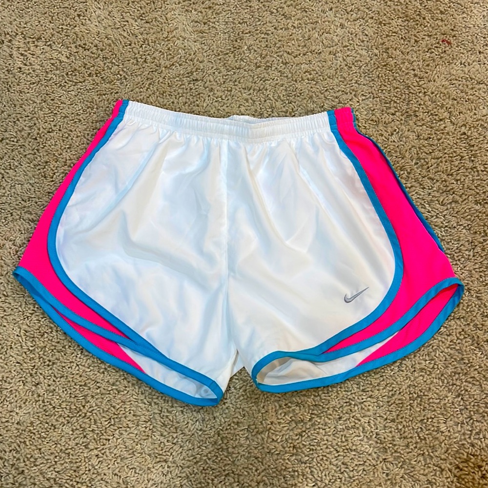White Nike shorts / size small